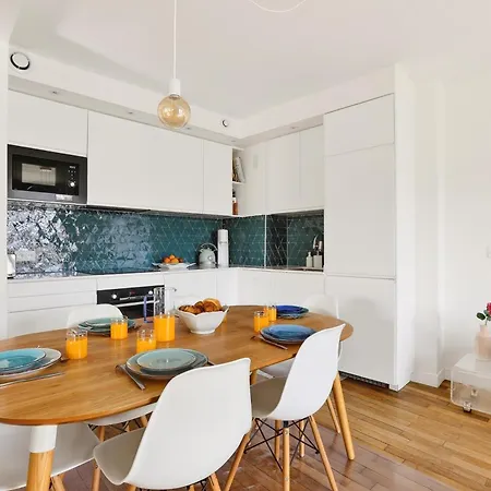Bright & Quiet 3br With Balconies In 11th *