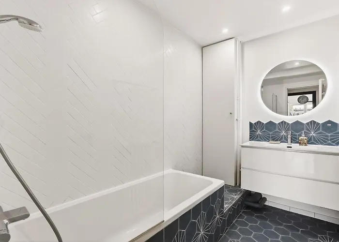 Bright & Quiet 3br With Balconies In 11th * Parijs