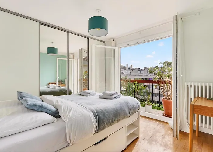 Bright & Quiet 3br With Balconies In 11th *