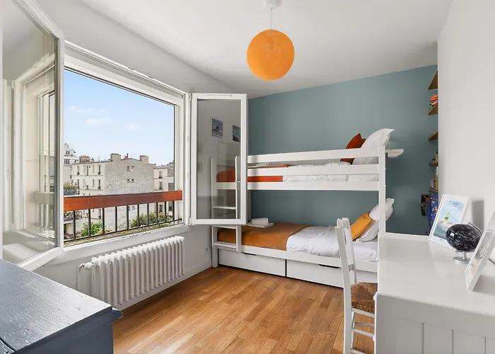 Apartment Bright & Quiet 3br With Balconies In 11th Paris