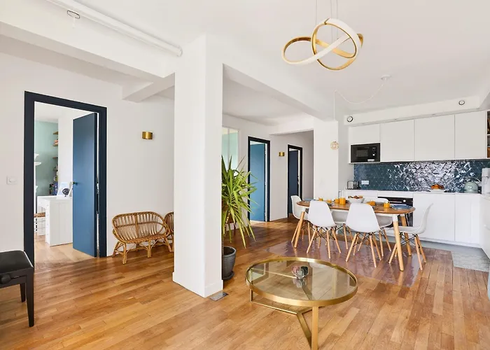 Bright & Quiet 3br With Balconies In 11th * Paris
