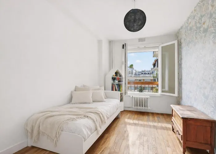 Bright & Quiet 3br With Balconies In 11th *