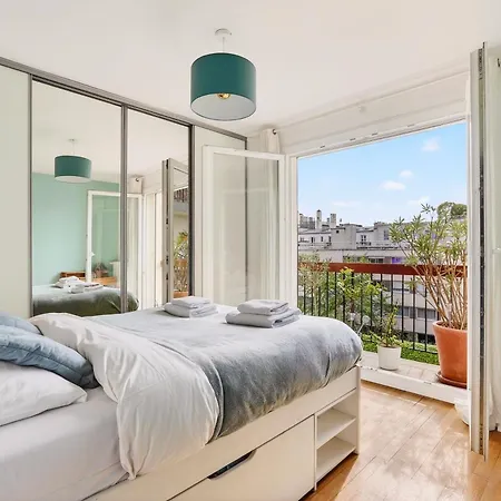 Bright & Quiet 3br With Balconies In 11th *